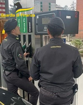 Asti, scoperti due distributori di benzina "fantasma"